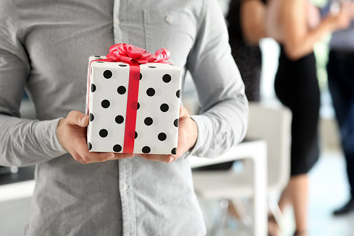 Geschenke an Geschäftspartner: Was gibt es steuerlich zu beachten?
